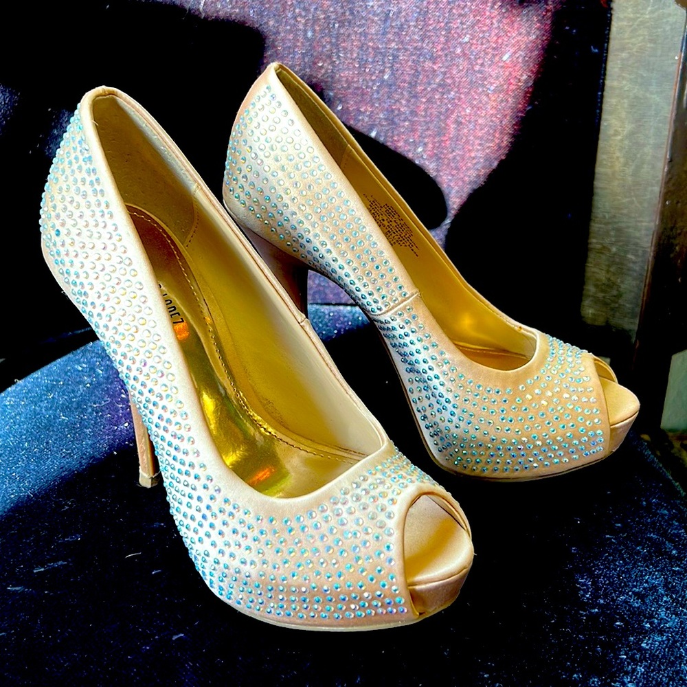 Pearly cream colored satin & rhinestone studded stilettos by Jennifer Lopez✨✨